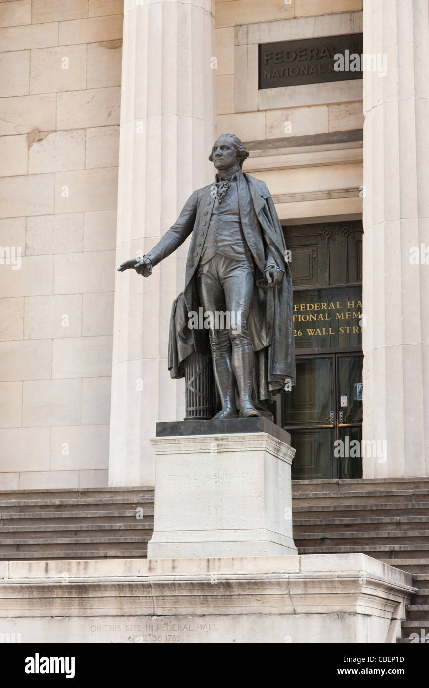 Eine Statue von Washington steht vor der Federal Hall National
