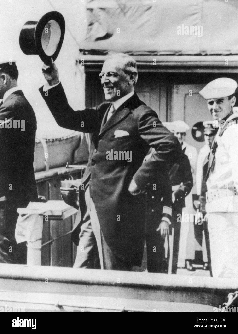 US-Präsident WOODROW WILSON (1856-1924) verlässt New York auf der "George Washington" im Dezember 1918 für WWI Friedenskonferenz Stockfoto