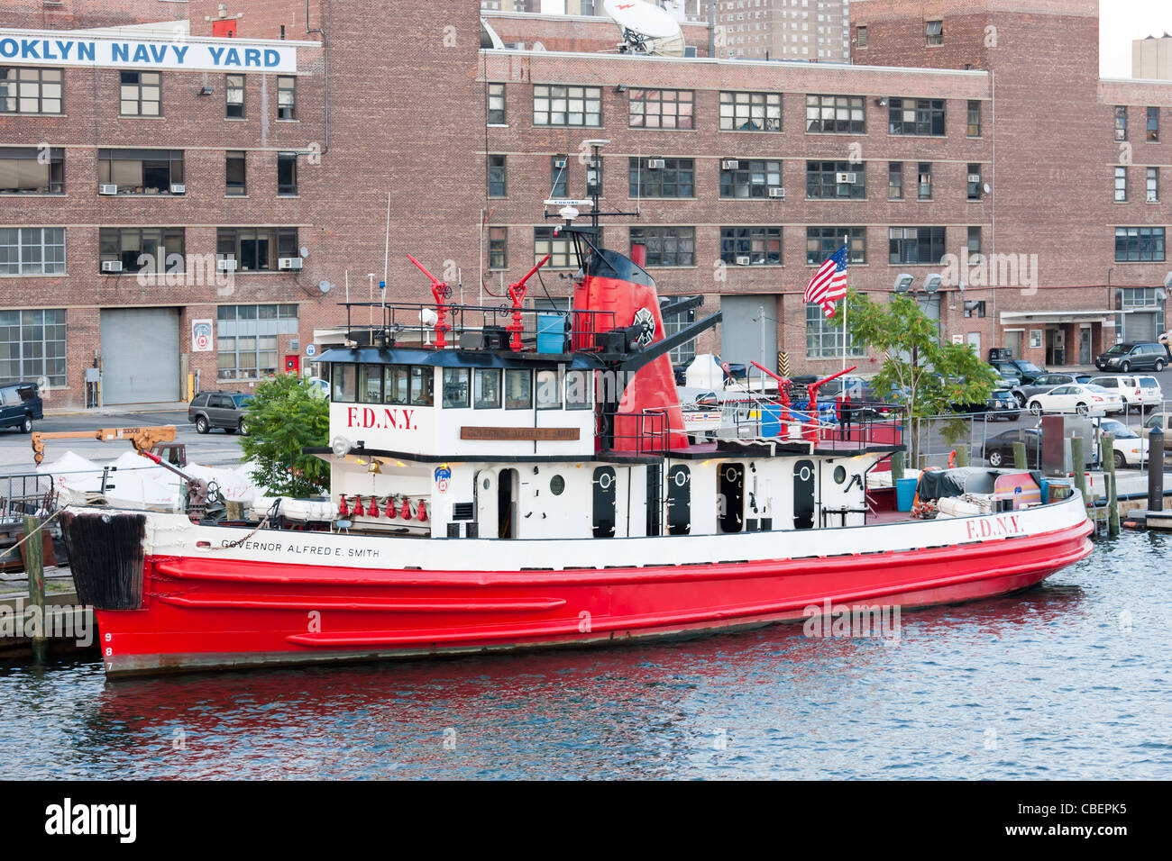 FDNY fire Boot Gouverneur Alfred E. Smith angedockt im Brooklyn Navy Yard in New York City. Stockfoto