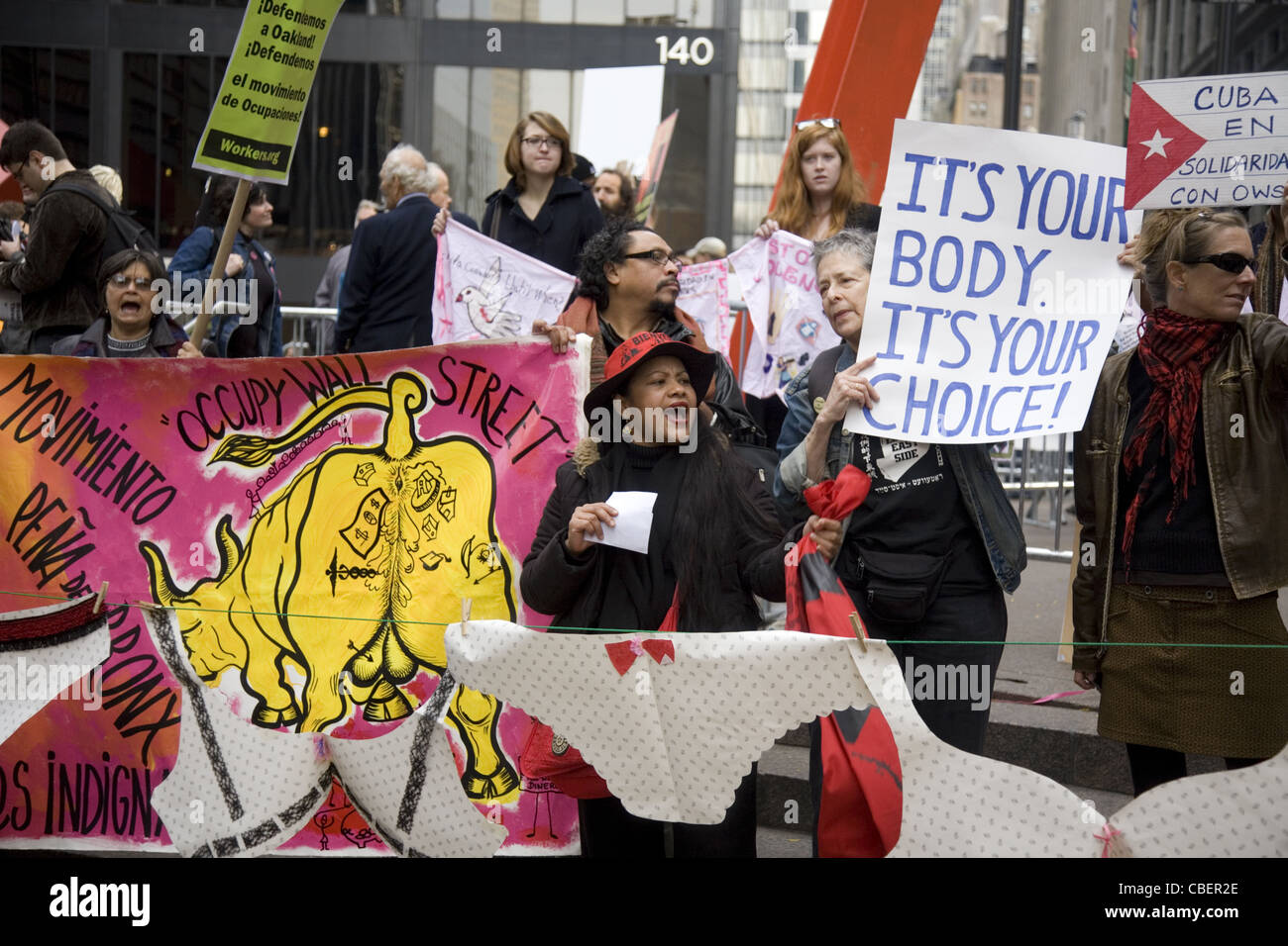 Hispanic Frauen In Solidarität Rallye am Freiheitsplatz Occupy Wall Street nach Hause für eine Reihe von Fragen, die Frauen bewirken Stockfoto