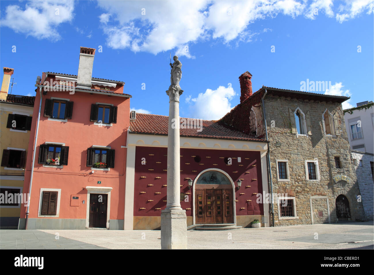 St. Justina Spalte und Carpaccio (ganz rechts), Haus, Koper, Koper, Slowenien, Istrien, Balkan, Adria, Europa Stockfoto