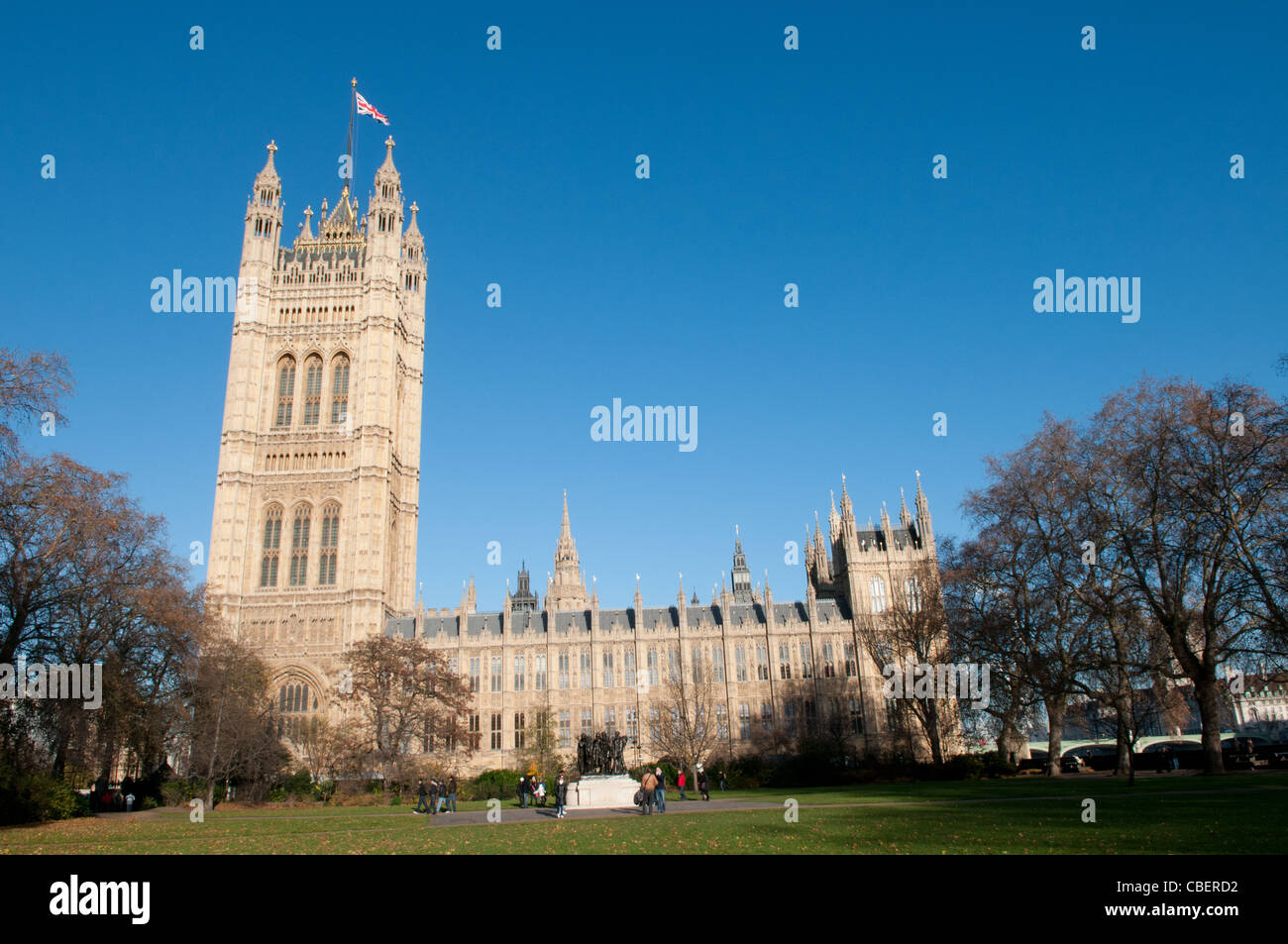 Der Victoria Tower und Palast von Westminster aus Victoria Tower Gardens, Westminster, London, England, Großbritannien Stockfoto