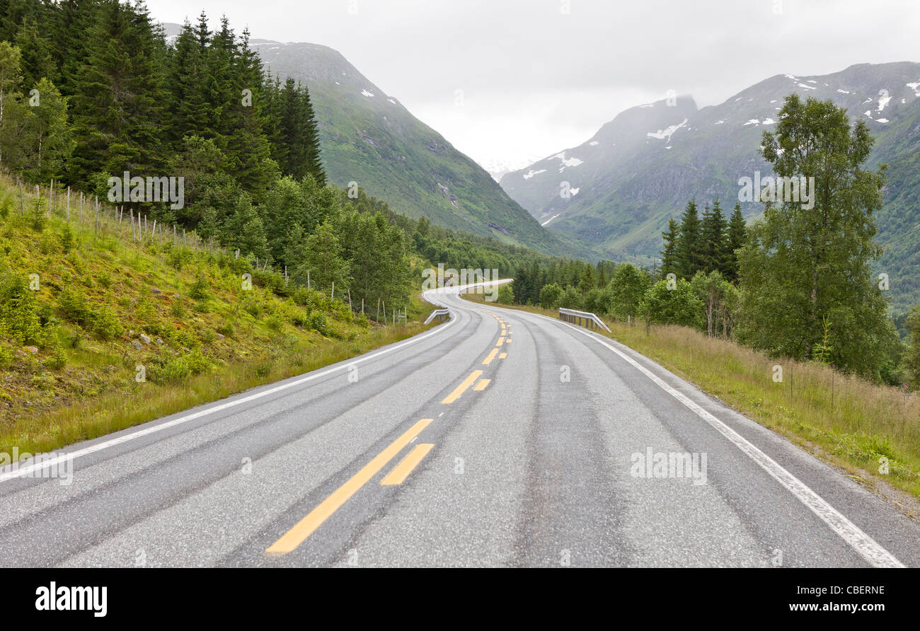Straße, Jolstravatnet, Norwegen Stockfoto