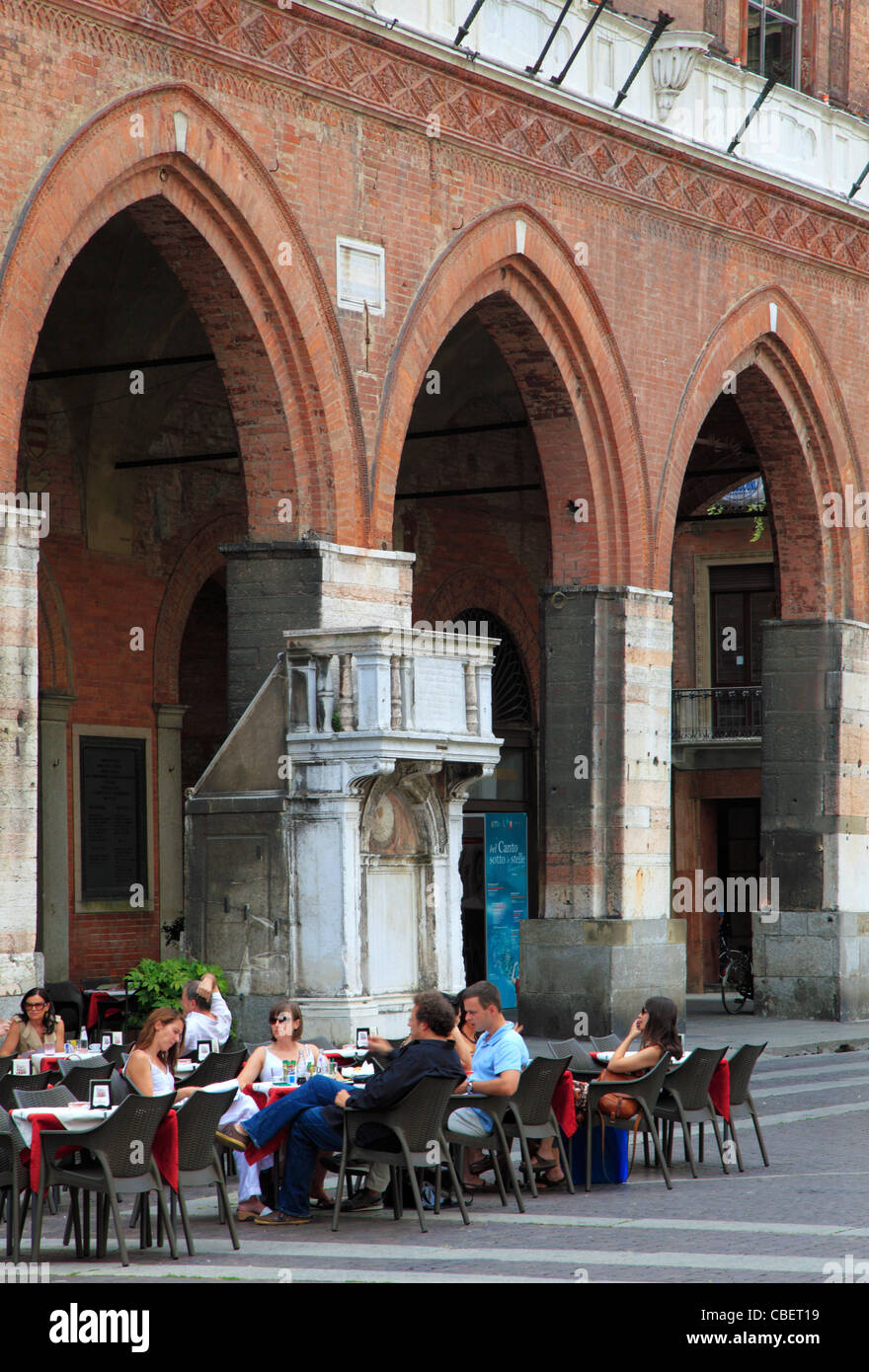 Italien, Lombardei, Cremona, Palazzo Comunale, Café, Menschen, Stockfoto