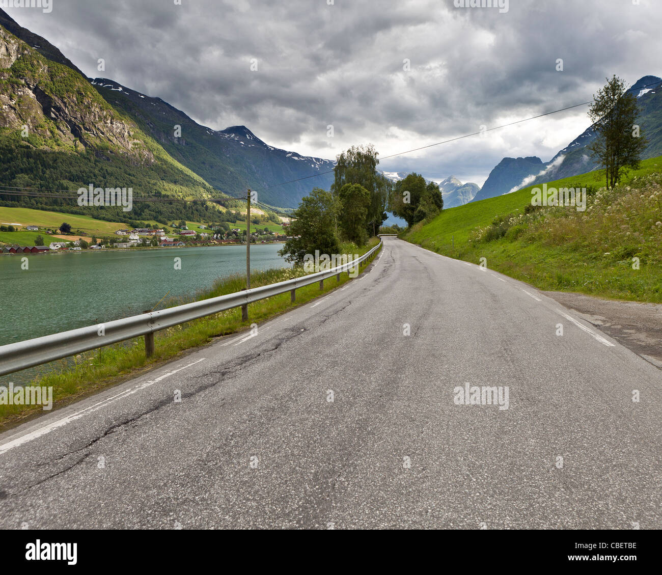 Straße im Sommer, Olden, Norwegen Stockfoto