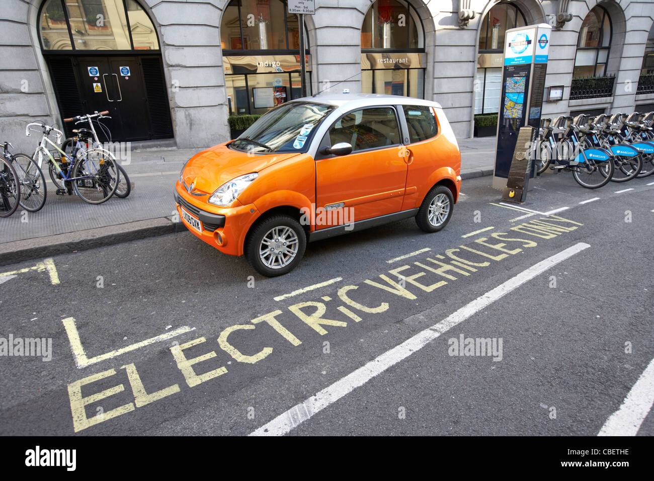 Elektro-Fahrzeuge parken Bay und Auto aufladen zeigen London England uk Vereinigtes Königreich Stockfoto