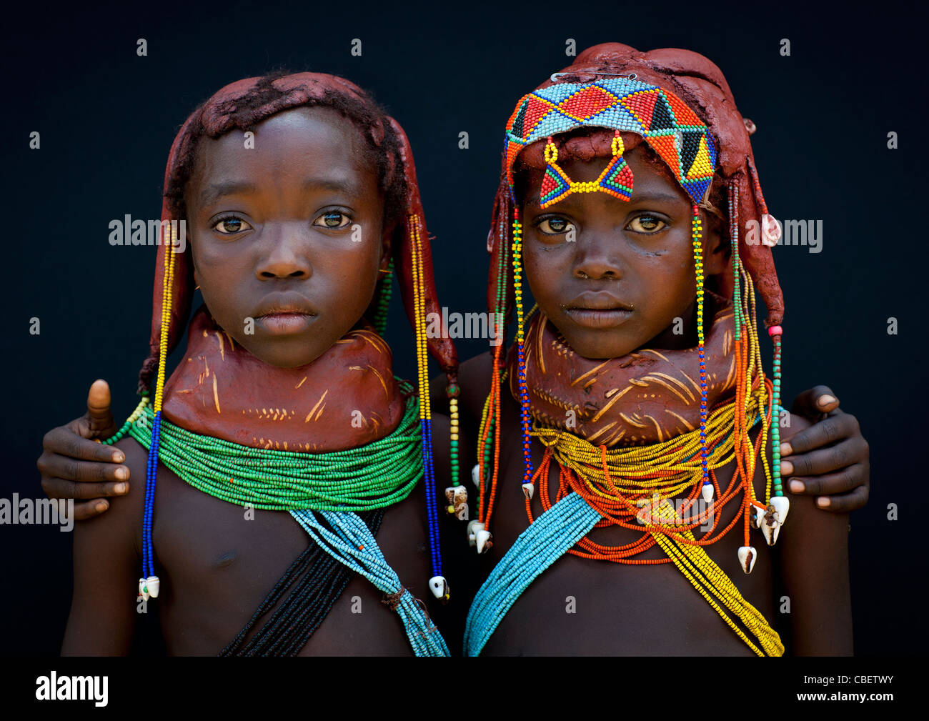 Mwila junge Mädchen mit den Vikeka traditionellen Schlamm Halskette, Angola Stockfoto