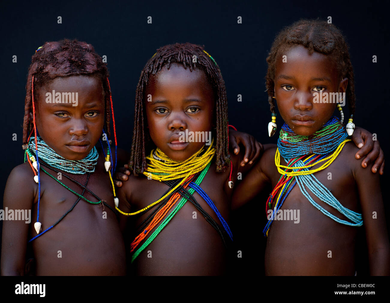 Mwila Mädchen mit traditionellen Frisur und Perlenketten, Angola Stockfoto