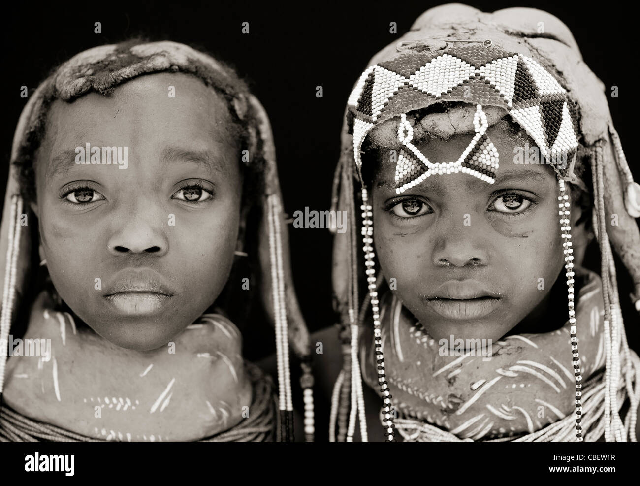 Mwila junge Mädchen mit den Vikeka traditionellen Schlamm Halskette, Angola Stockfoto