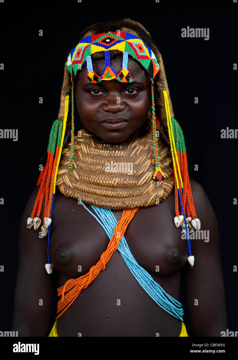 Mwila Mädchen Vikeka Halskette mit Perlen Dreadlocks, Angola Stockfoto
