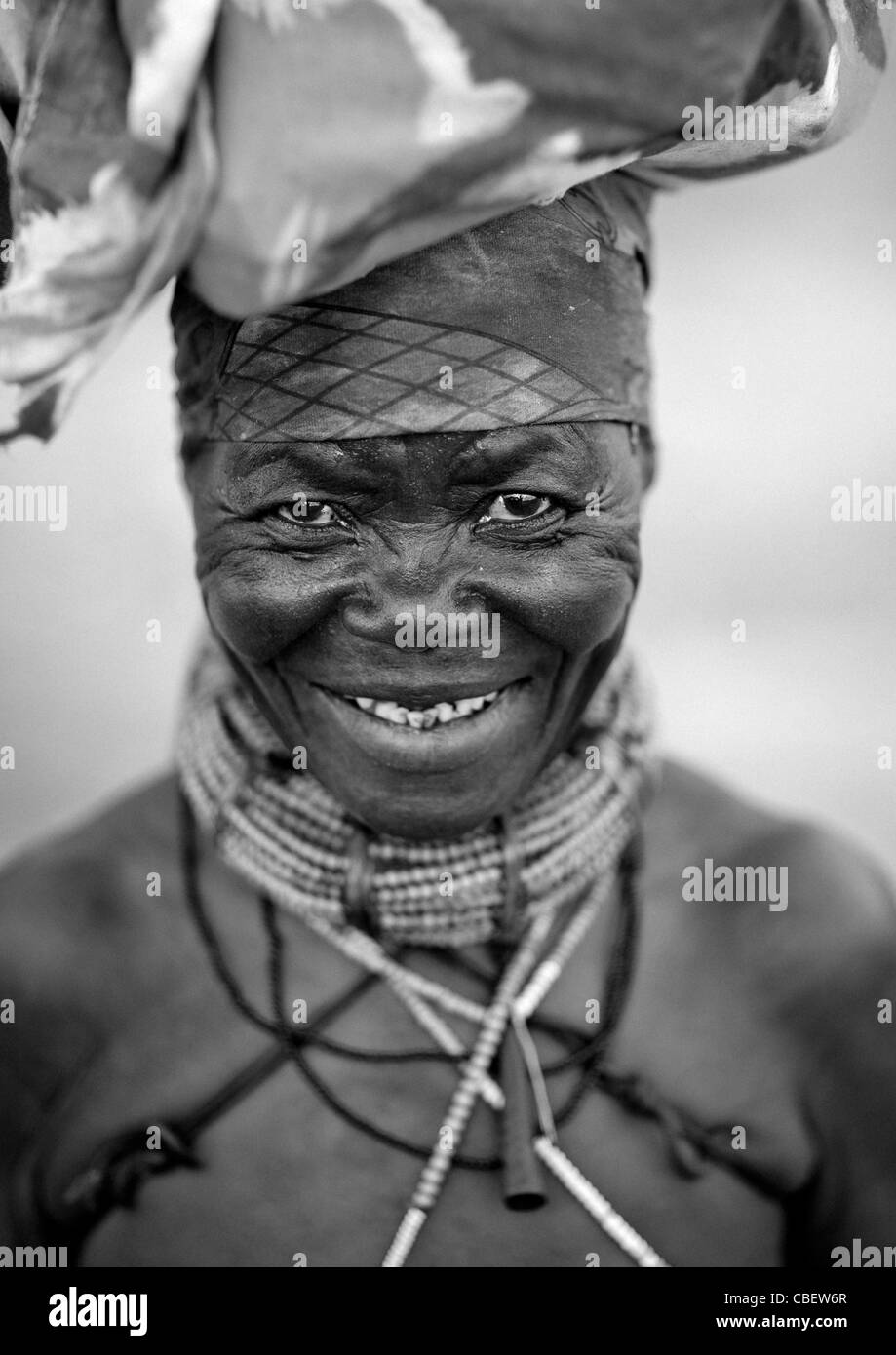 Alte Mugambue Frau, die trägt ein Bündel auf dem Kopf, Angola Stockfoto
