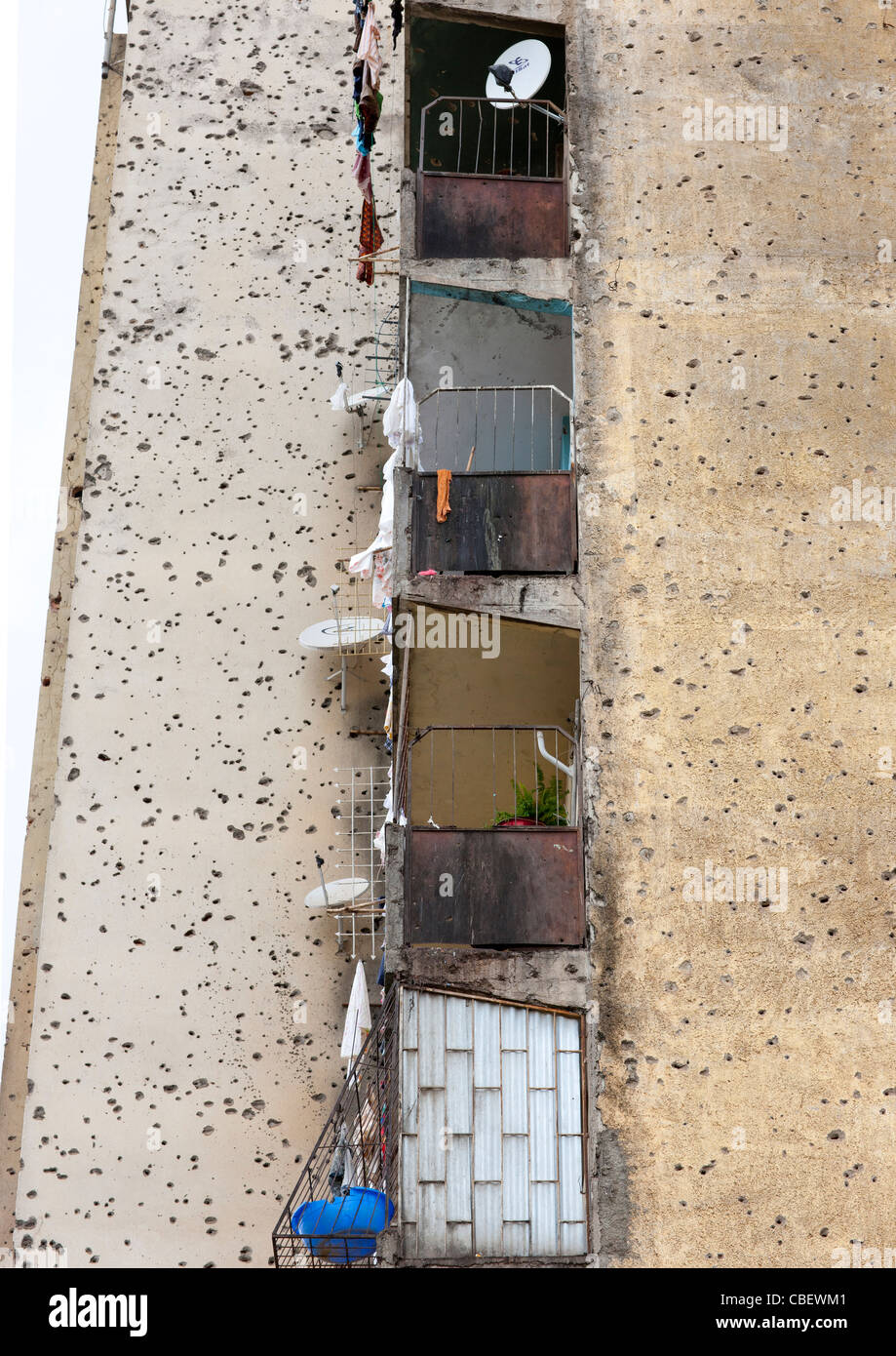 Kugel-Auswirkungen auf eine Gebäude-Fassade In Huambo, Angola Stockfoto