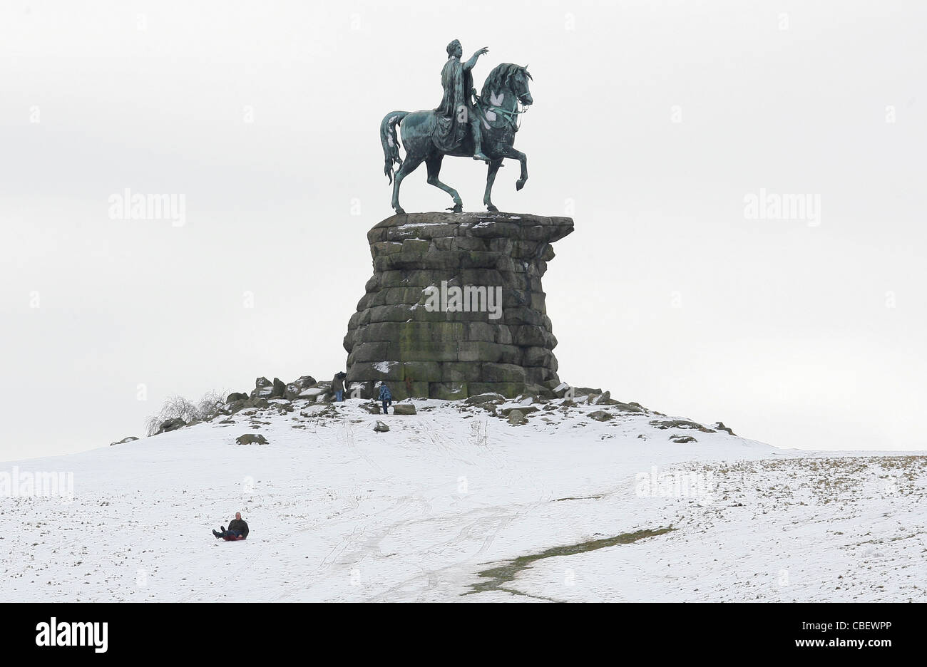 Das Kupfer-Pferd, eine Statue von George III auf dem Rücken der Pferde, die sich The Long Walk nach Windsor Castle von der Spitze des Snow Hill aussieht. Stockfoto