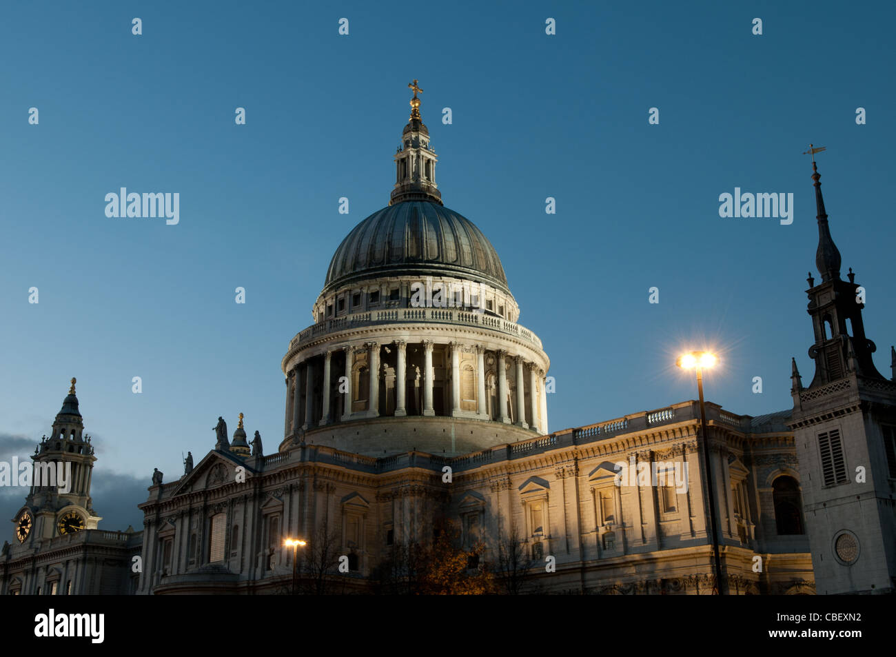 Kuppel der St. Pauls Cathedral bei Dämmerung, London, England, UK Stockfoto