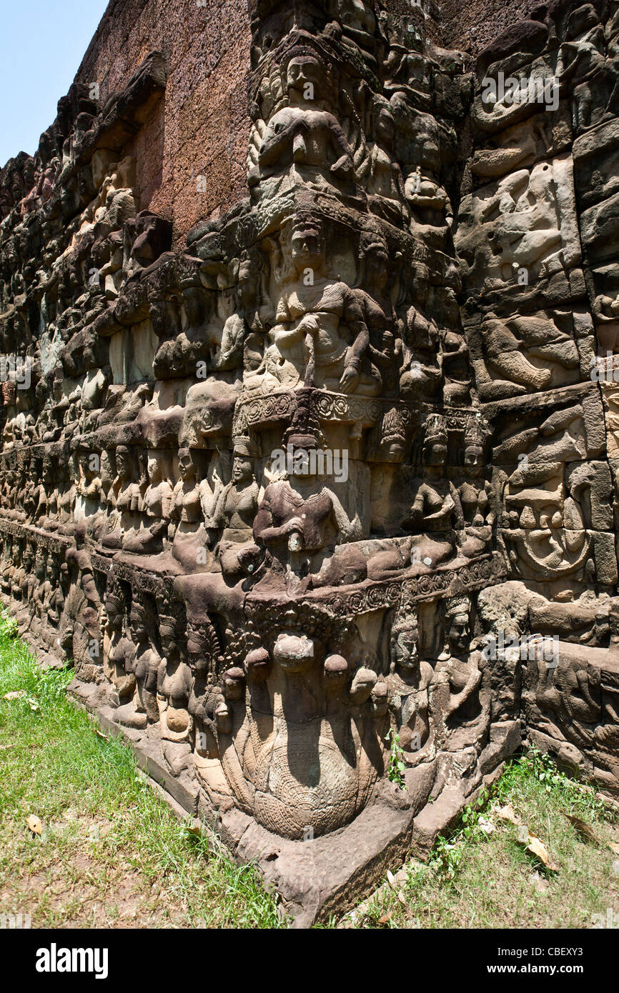 Naga und Gottheiten. Terrasse des Lepra-Königs. Angkor. Kambodscha Stockfoto