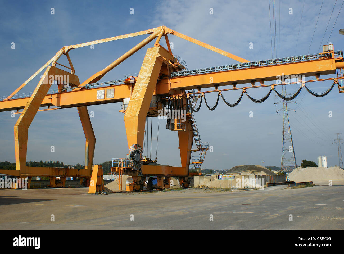 Kran gelb Hafen Transport schweren Logistik im Güterverkehr Stockfoto