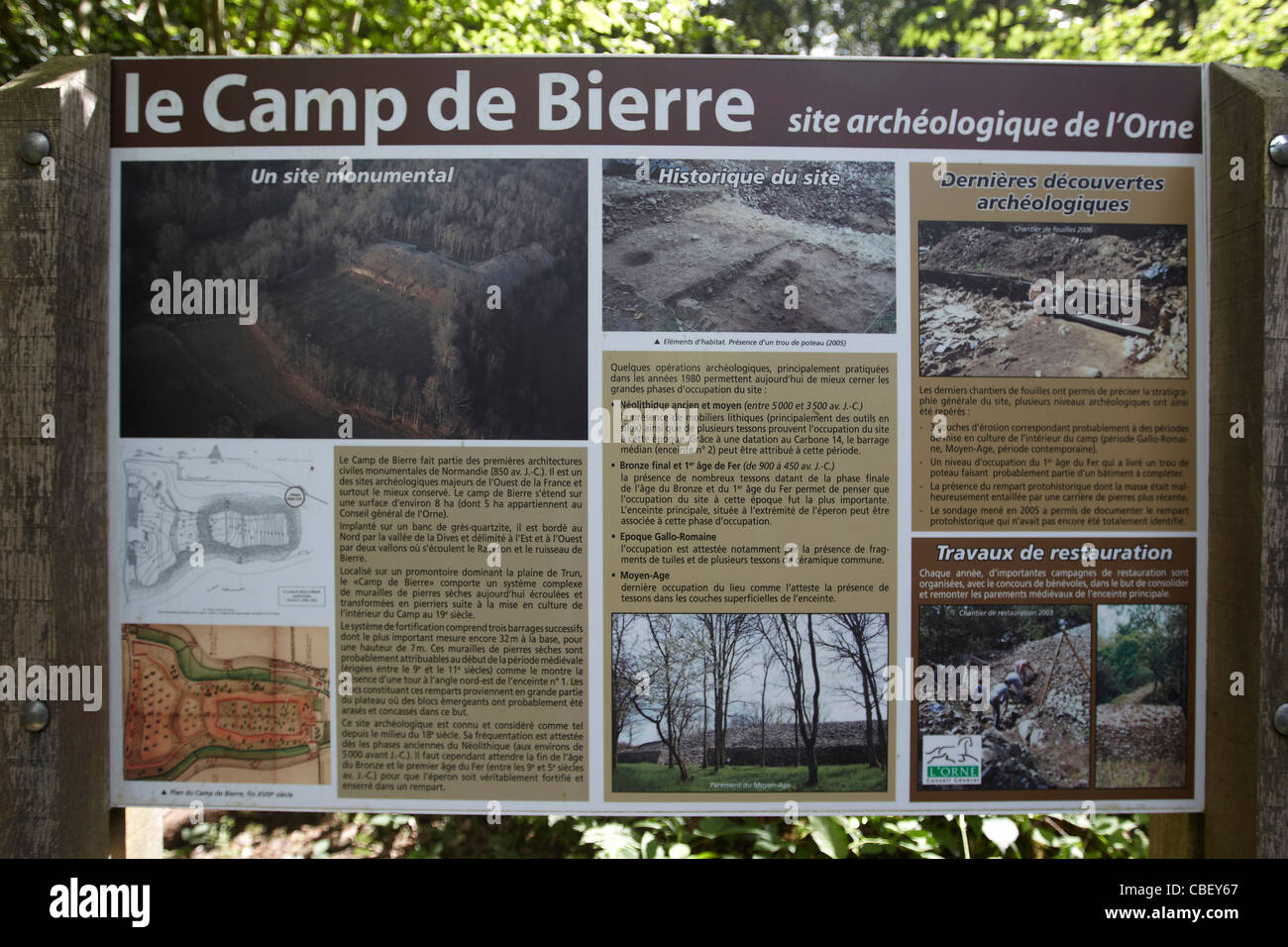 Infotafel Camp Celtique de Biere oder Biérre, in der Nähe des Dorfes Merri Biere in Orne, Normandie, Frankreich. Stockfoto
