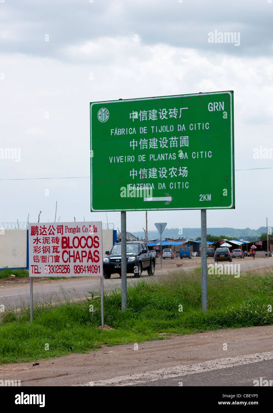 Straße Hinweisschild chinesischen Unternehmen, Luanda, Angola Stockfoto
