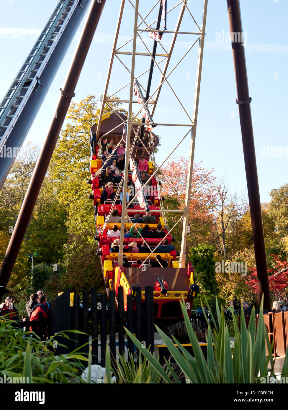 Besucher genießen Riesenschaukel im Legoland, Windsor, Berkshire, Vereinigtes Königreich Stockfoto