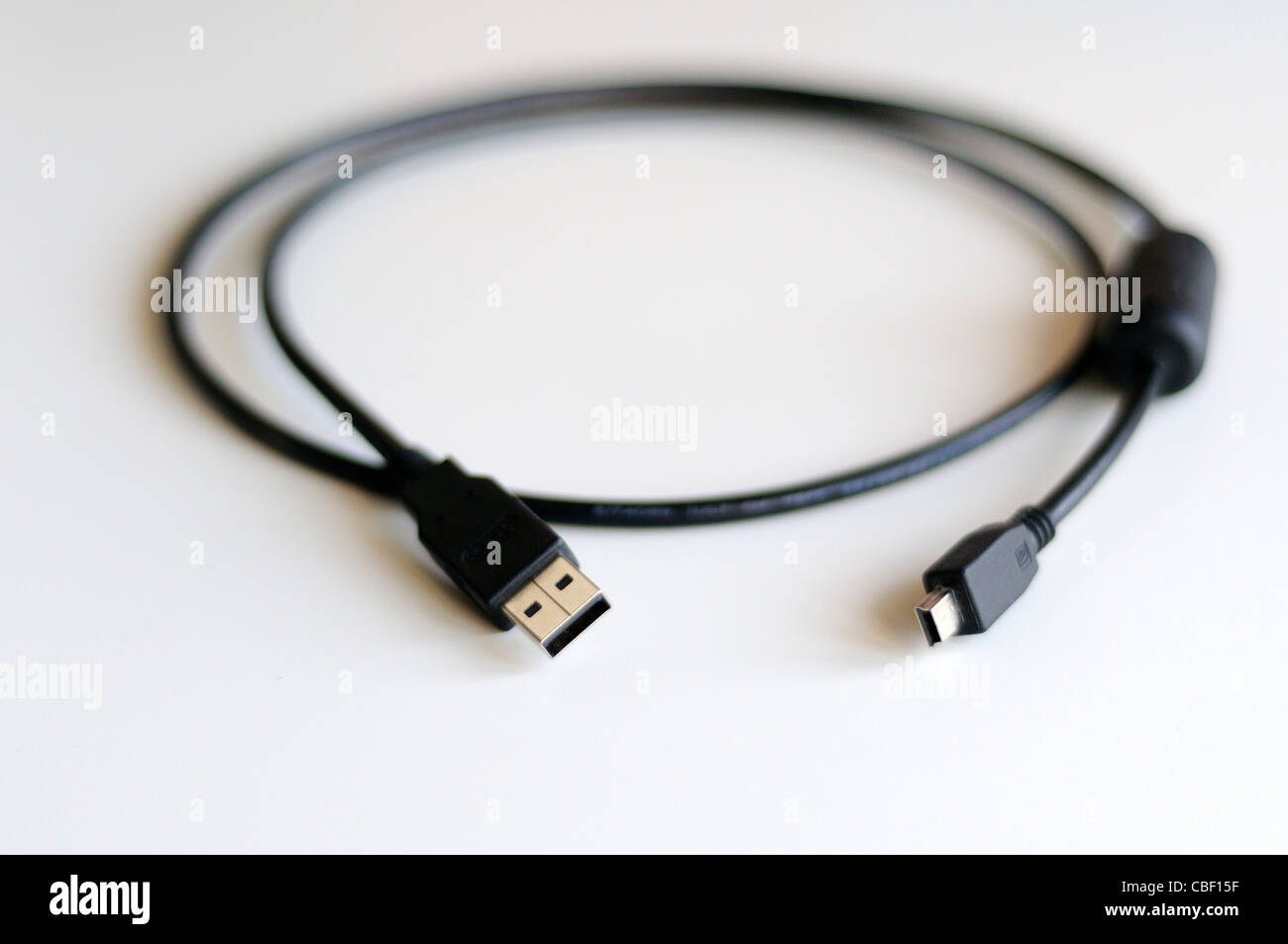 Ein USB-A auf Mini USB-B-Blei-Anschluss auf einem weißen Hintergrund Stockfoto