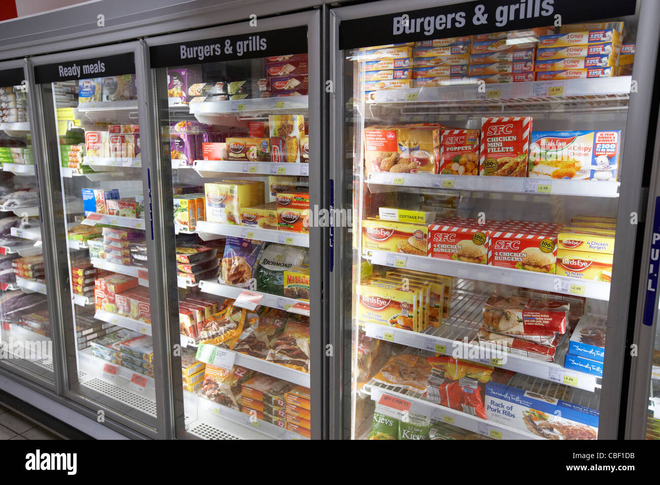 Tiefkühlkost Gefriergeräte und Regale im Inneren eine britische Supermarkt London England uk Vereinigtes Königreich Stockfoto