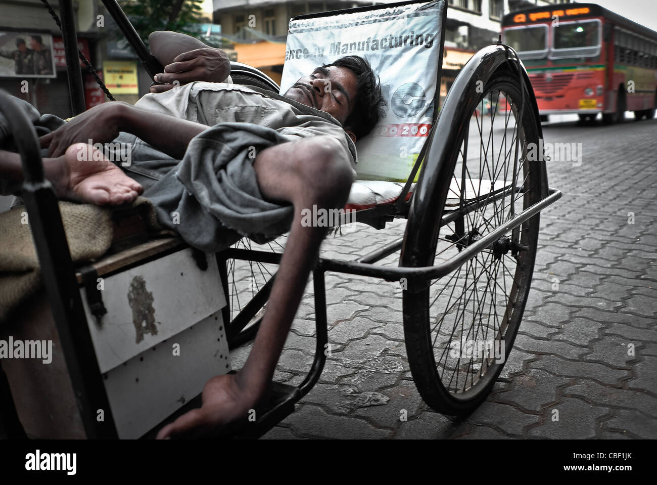 BOMBAY Mumbai indischen Blick, Behinderte Colaba Clark Bettler in seinem Schlaf Stockfoto