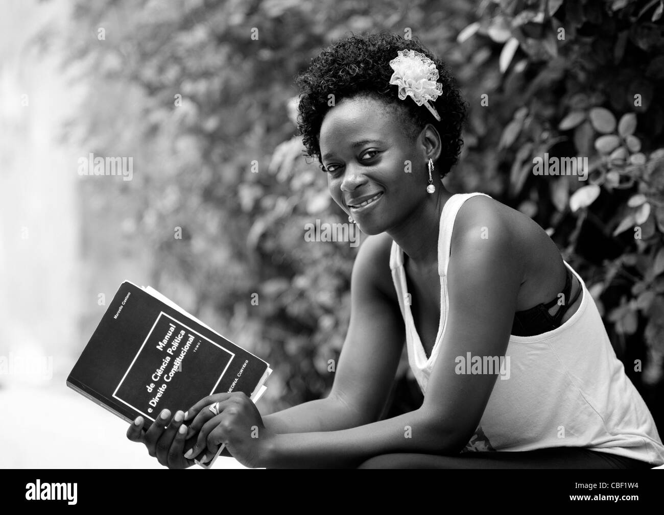 Student mit einem Buch der Politikwissenschaft, Benguela, Angola Stockfoto