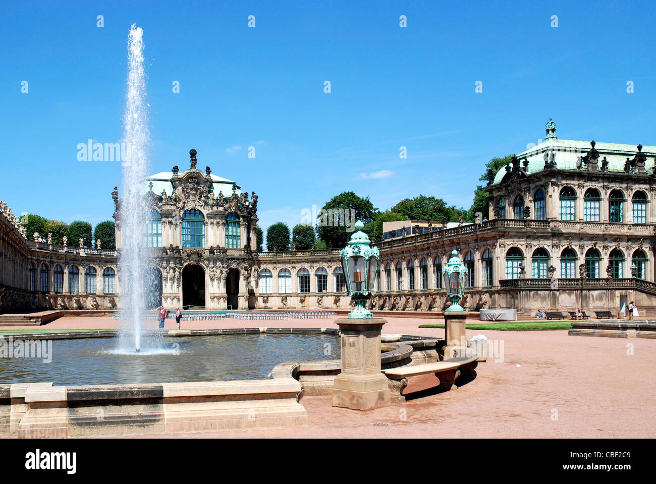 Touristen im Innenhof des Zwingers in Dresden vor der Wallpavilion in der barocken Anlage. Stockfoto