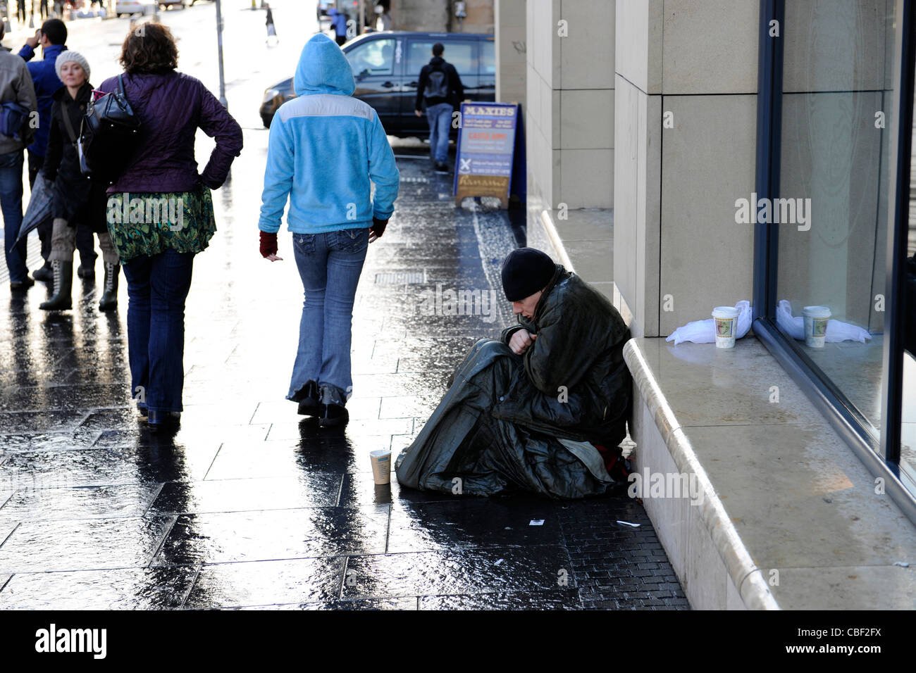 Obdachloser zittert im Regen beim betteln in Edinburgh, Schottland. Stockfoto