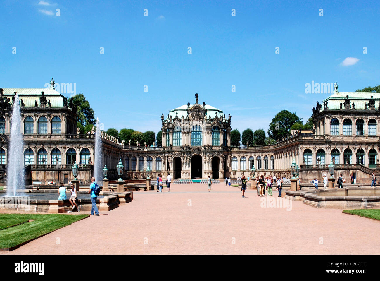 Touristen im Innenhof des Zwingers in Dresden vor der Wallpavilion in der barocken Anlage. Stockfoto