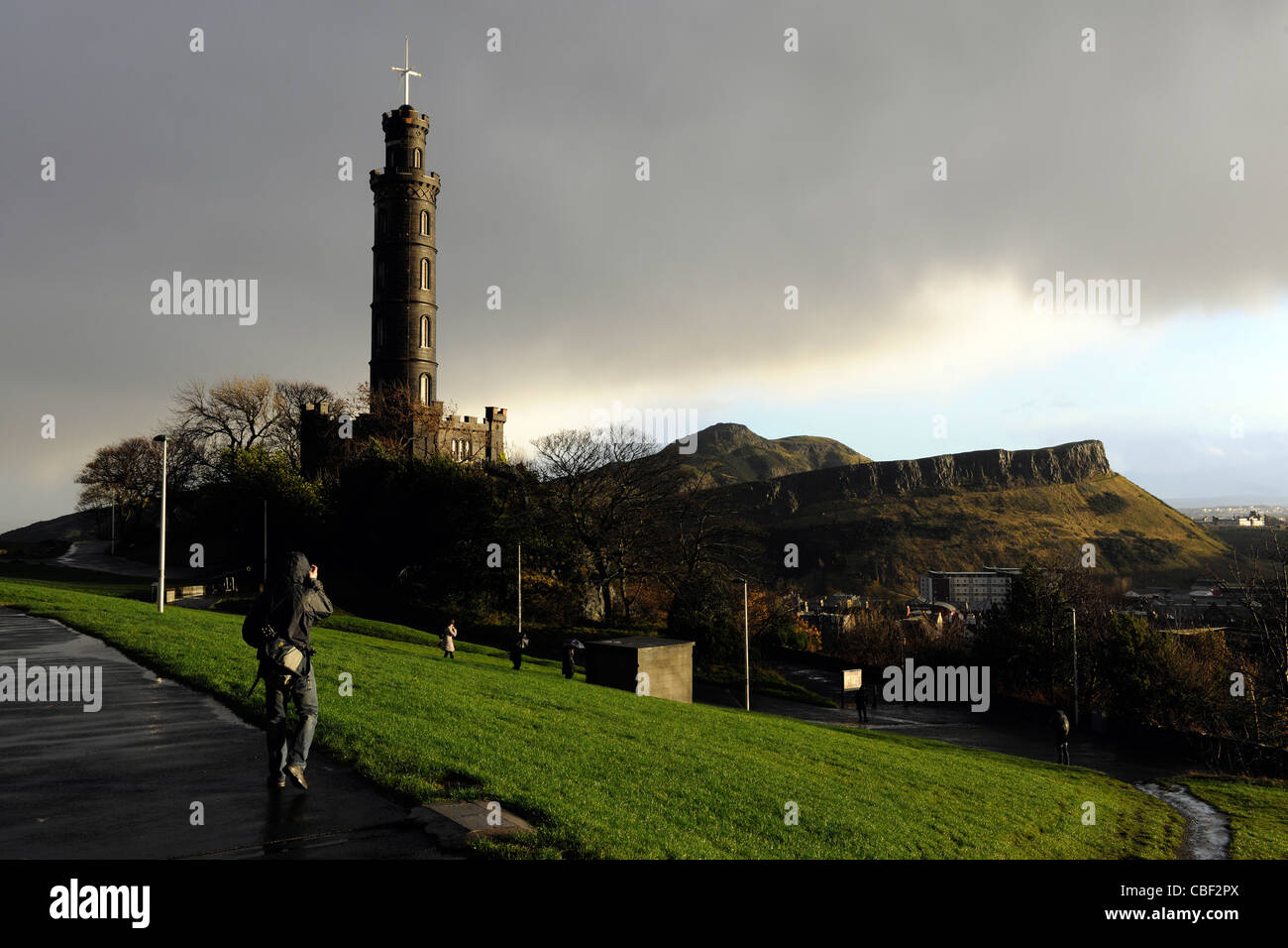 Blick auf Nelsons Denkmal und Arthurs Seat vom Calton Hill. Edinburgh, Schottland Stockfoto