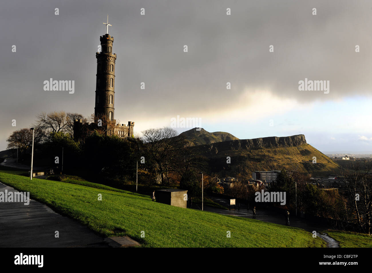Blick auf Nelsons Denkmal und Arthurs Seat vom Calton Hill. Edinburgh, Schottland Stockfoto