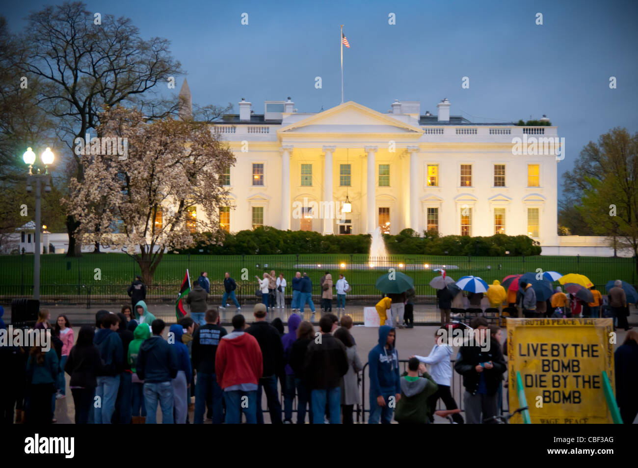 Touristen in der Nähe von das Weiße Haus am Abend Stockfoto
