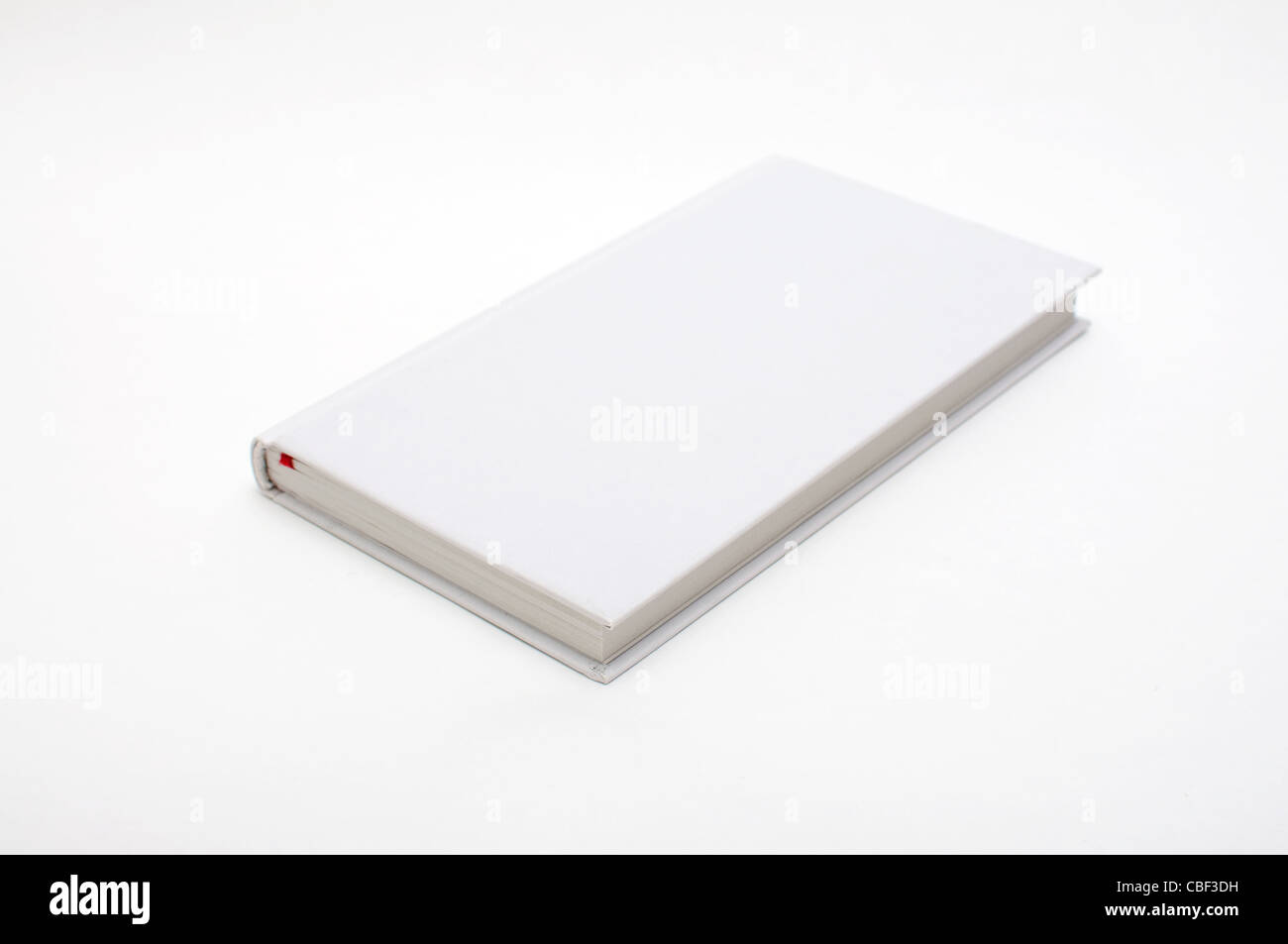 Leeres Buch mit weißem Einband auf weißem Hintergrund. Stockfoto
