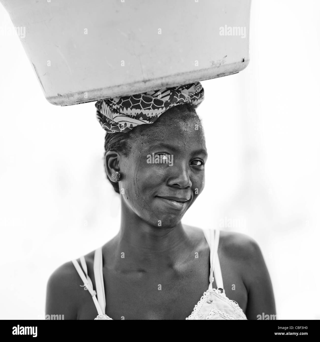 Frau, die eine Schüssel auf dem Kopf, Benguela, Angola Stockfoto