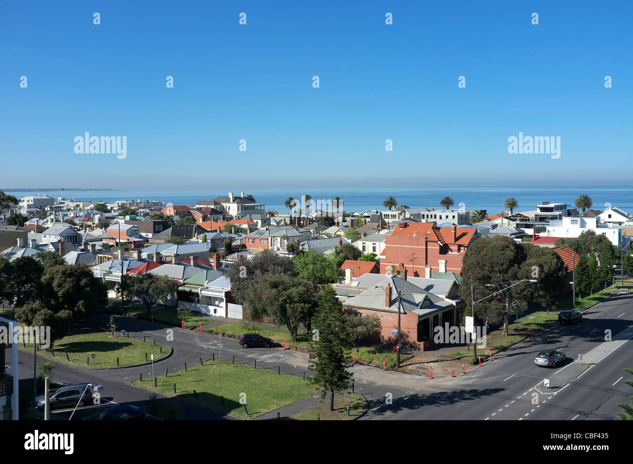 Blick auf das Wohngebiet von Port Melbourne, Victoria, mit der Mornington-Halbinsel in der Ferne. Stockfoto