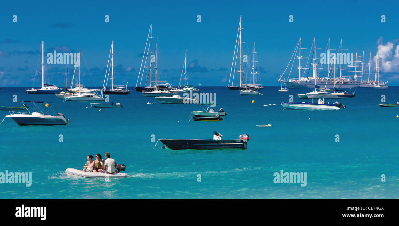 Boote im Hafen Corossol in St. Barthelemy, French West Indies. Stockfoto