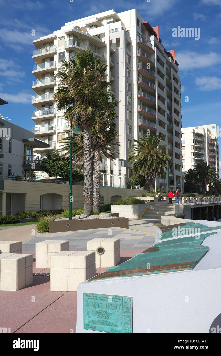 Wohnblocks am Strand von Port Melbourne, Victoria, Australien. Stockfoto