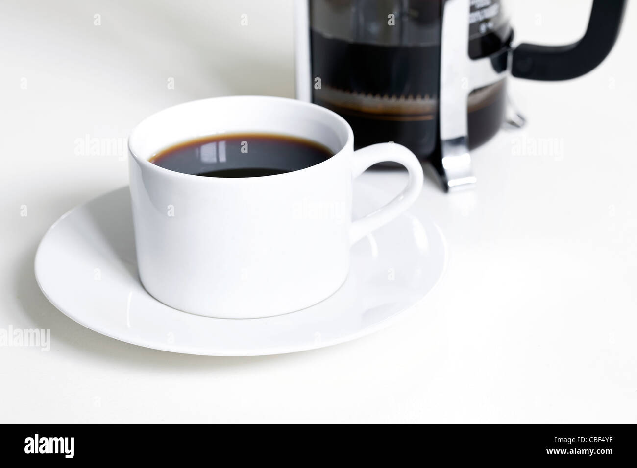 Tasse schwarzen Kaffee, hergestellt mit French Press, weißer Hintergrund Stockfoto