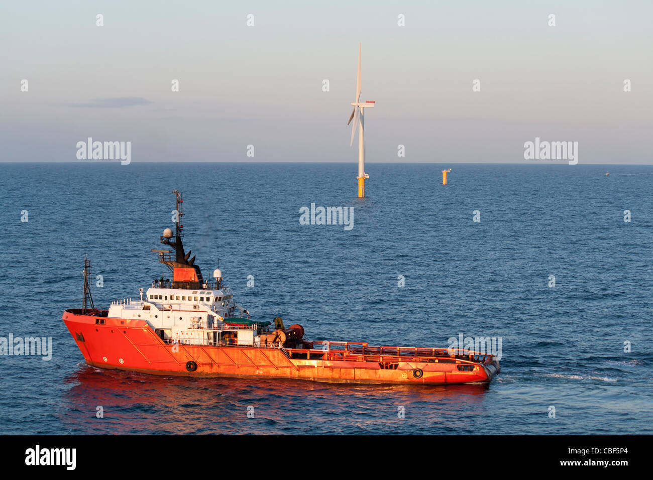 Offshore-Wind-Turbine und Umgang mit Schlepper in einem Windpark im Bau vor der englischen Küste Anker Stockfoto