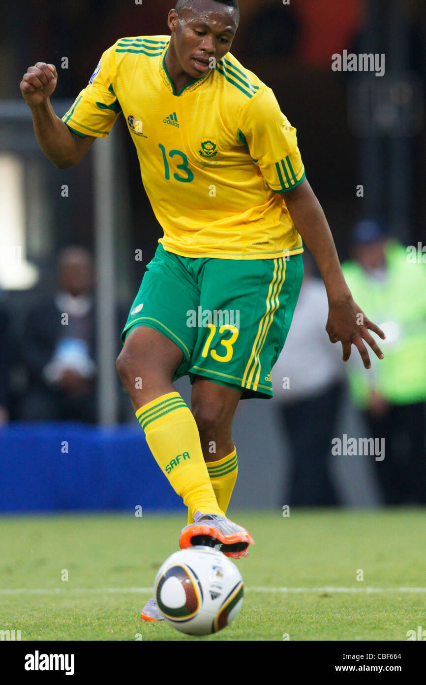 Kagisho Dikgacoi aus Südafrika gibt den Ball während des Eröffnungsspiels der FIFA-Weltmeisterschaft gegen Mexiko am 11. Juni 2010 im Soccer City Stadium in Johannesburg, Südafrika. Nur redaktionelle Verwendung. Kommerzielle Nutzung verboten. Keine Nutzung von Push-to-Mobilgeräten. (Foto: Jonathan Paul Larsen / Diadem Images) Stockfoto
