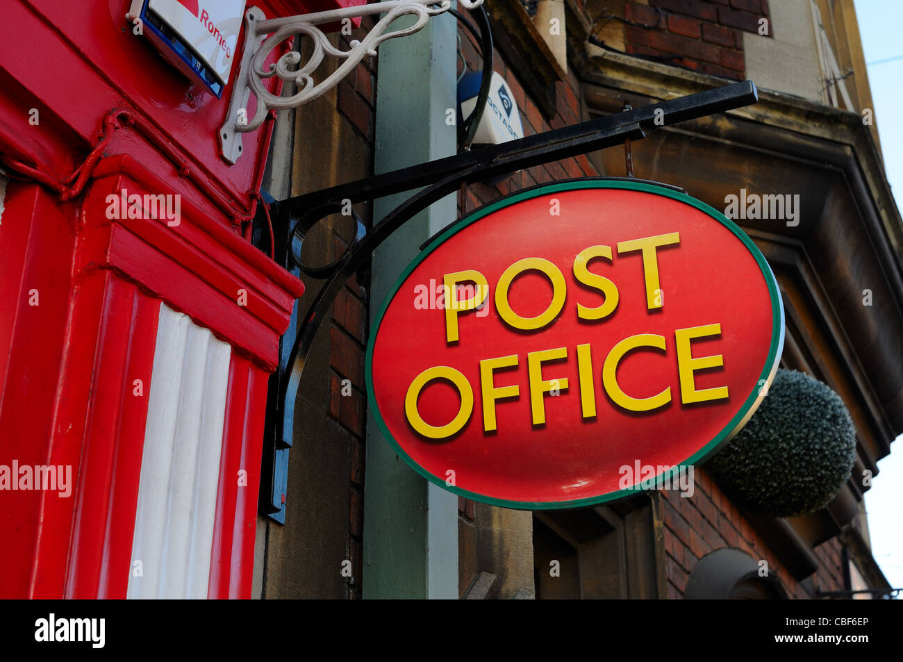 Nahaufnahme von hängenden Postamt Schild am Gebäude Stockfoto