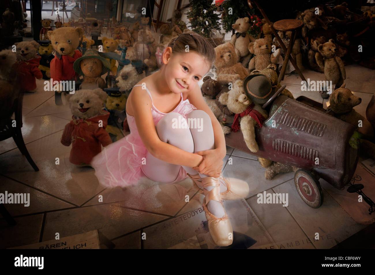 Süße kleine Ballerina Mädchen in fantastische Szenen Stockfoto