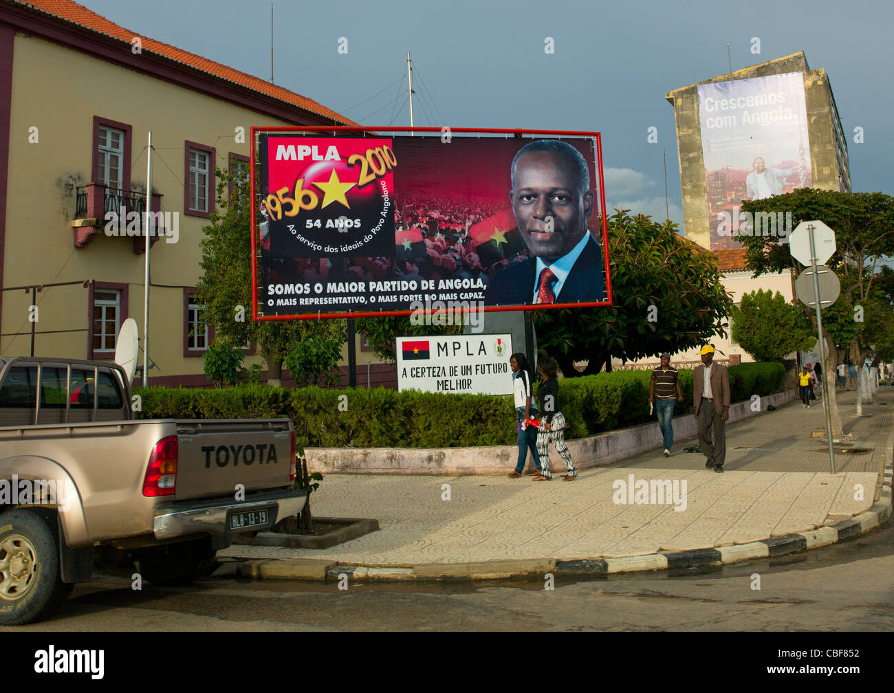 MPLA Wahl Kampagne Plakat auf der Straße, Lubango, Angola Stockfoto