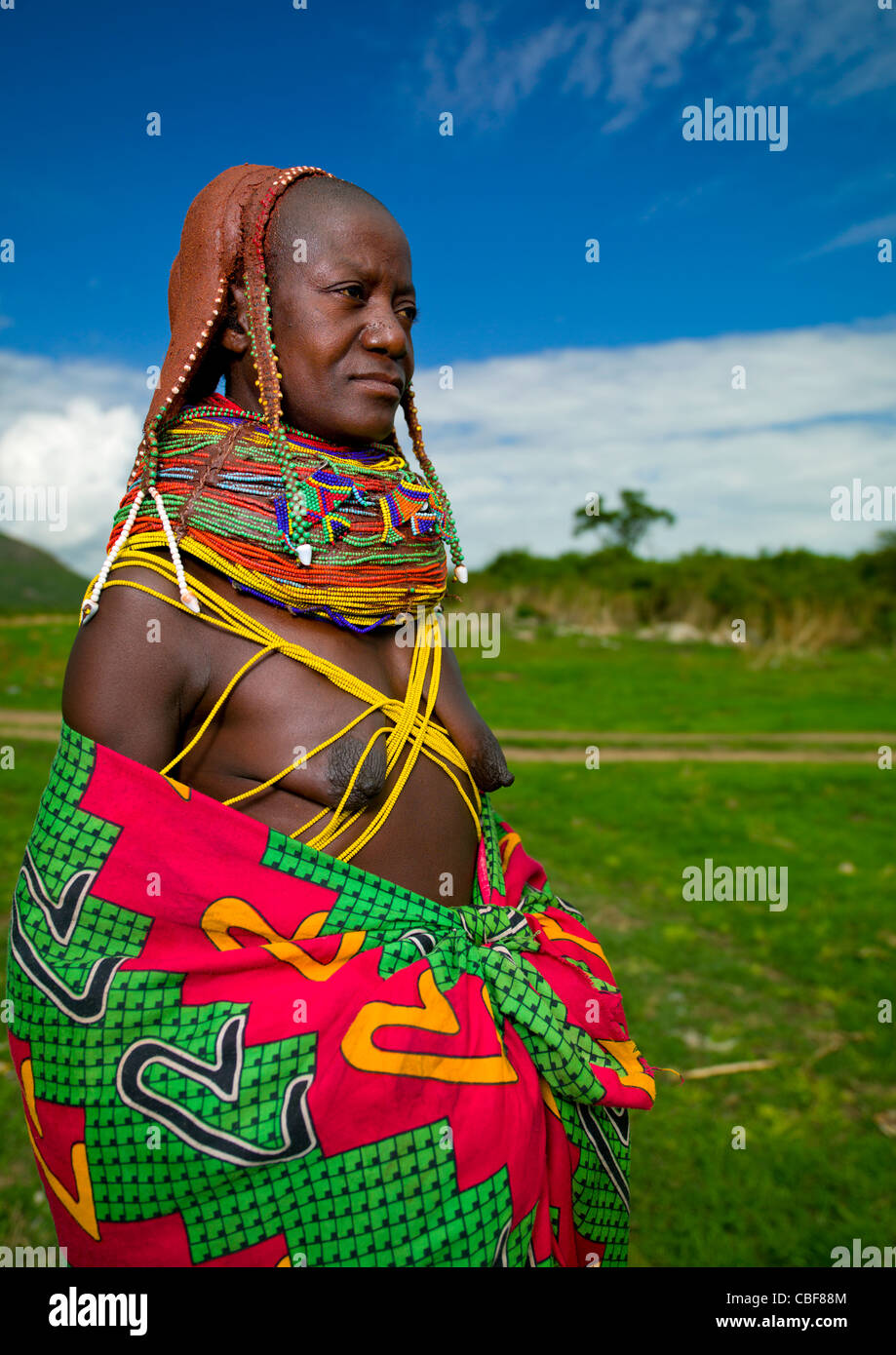 Mwila Frau trägt eine bunte Toga, Chibia Bereich, Angola Stockfoto