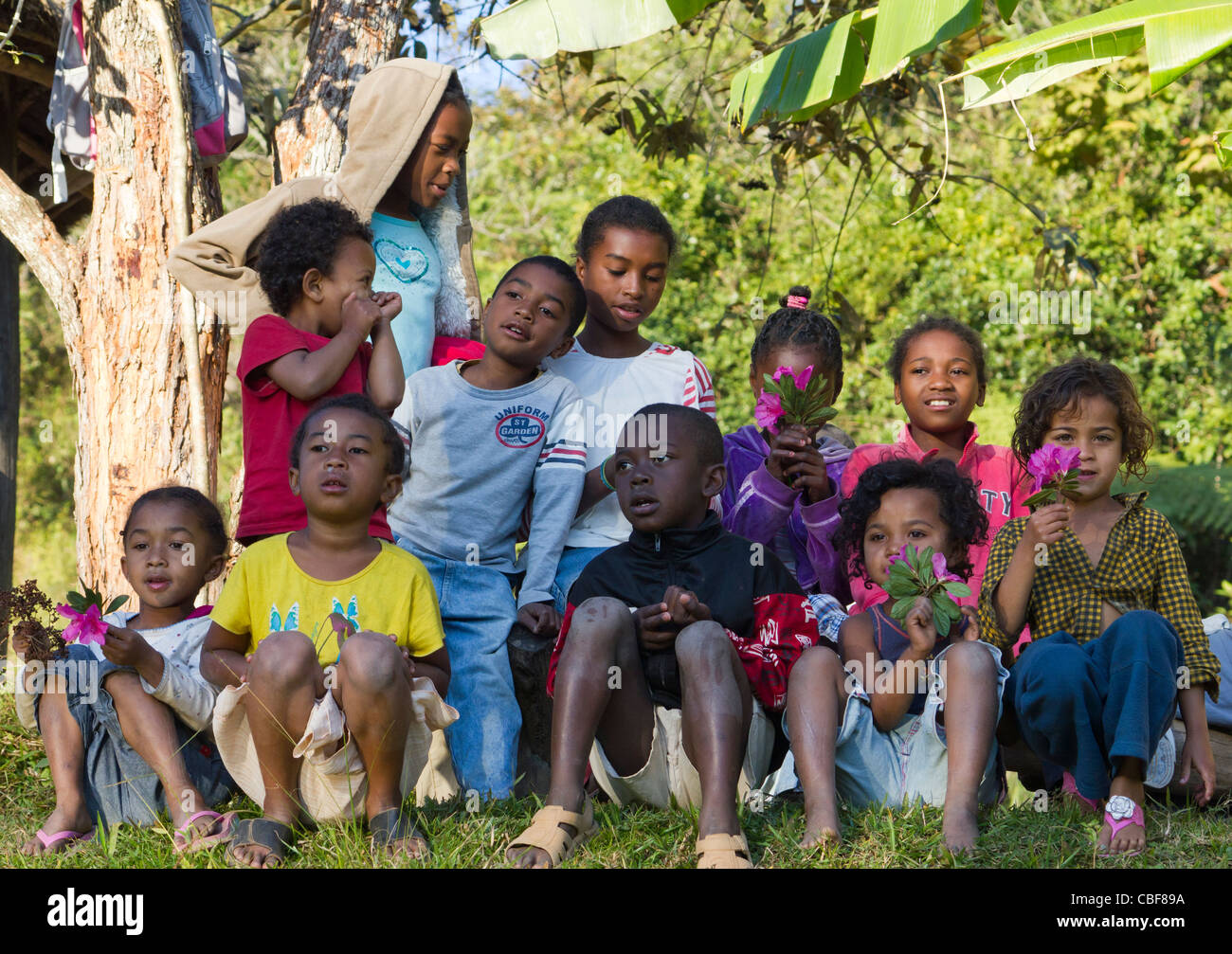 Gruppe von Kindern, in der Nähe von Vakona Lodge, Andasibe, Madgascar Stockfoto