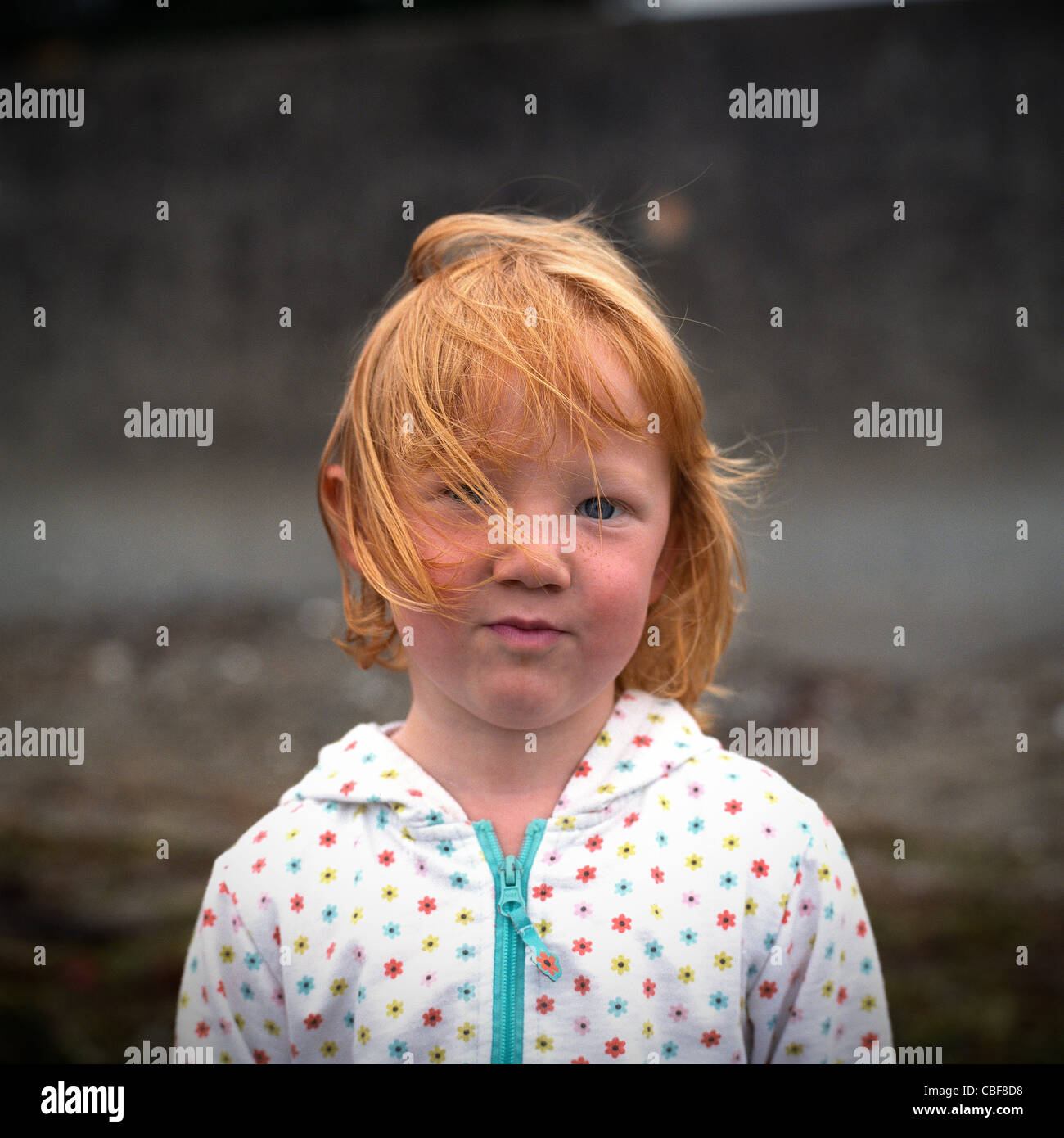 Kleines Mädchen mit roten Haaren-Porträt Stockfoto