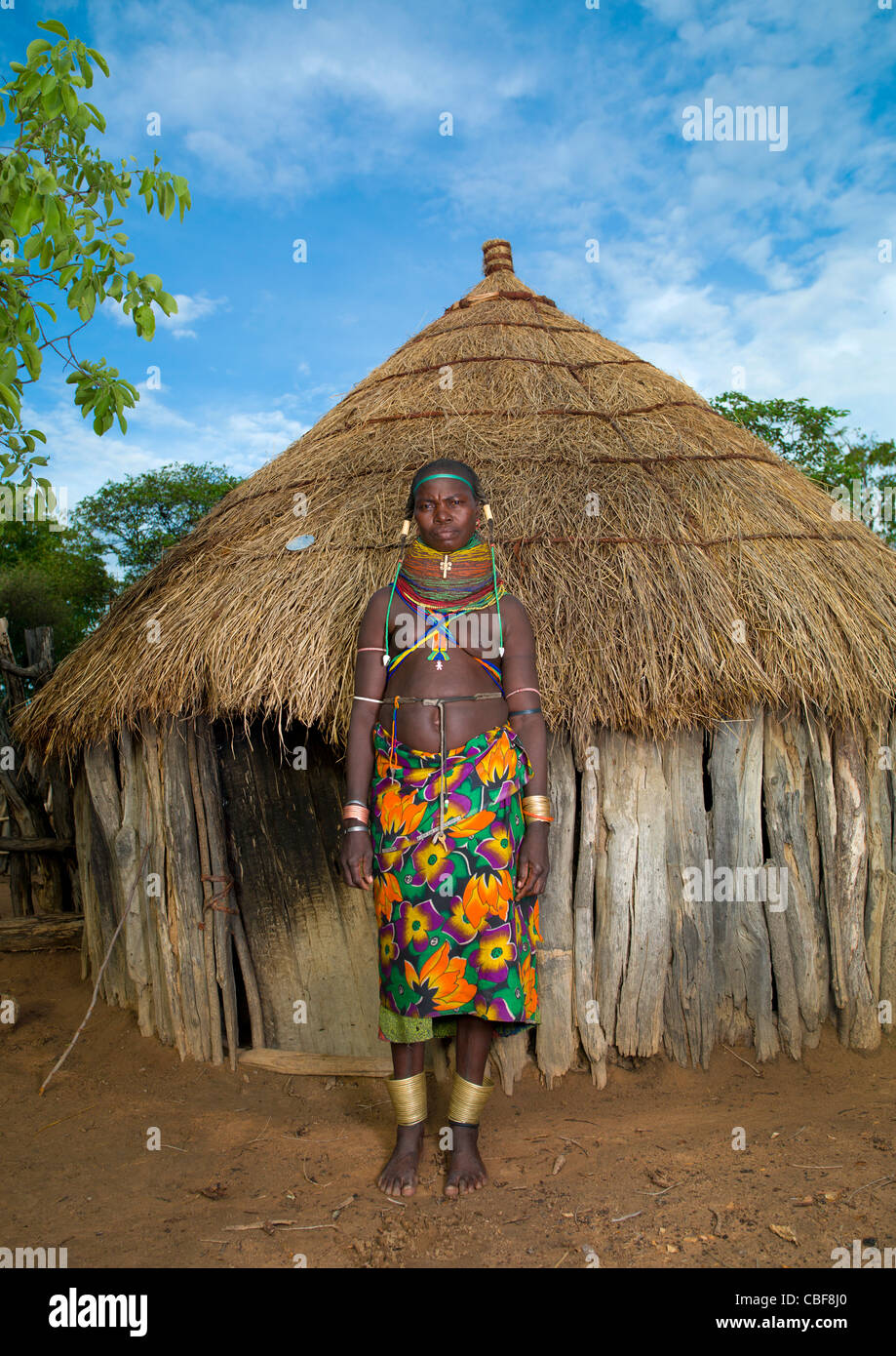 Mwila Frau vor ihrer Hütte, Chibia Bereich, Angola Stockfoto