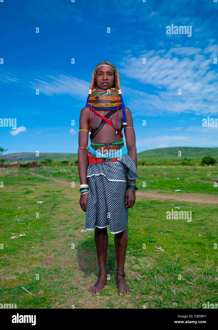 Mwila Frau In den Busch, Chibia Bereich, Angola Stockfoto