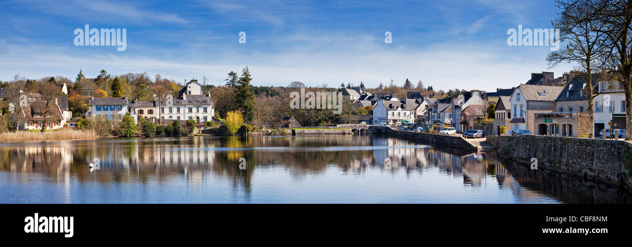 Häuser und Geschäfte am See bei Huelgoat, Bretagne, Frankreich Stockfoto